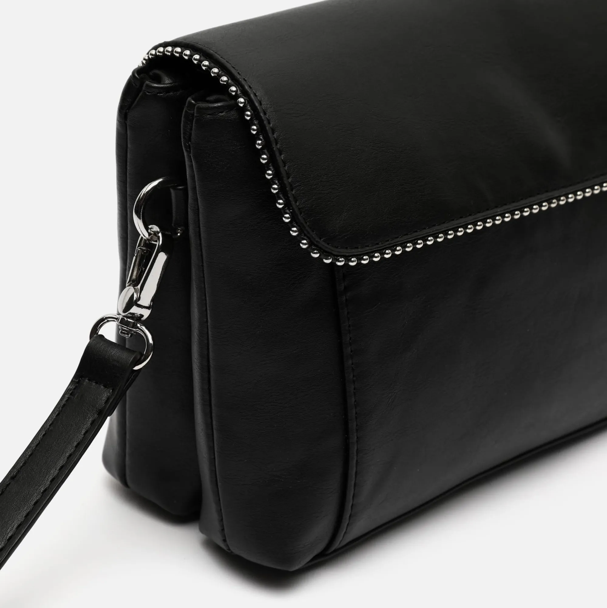 Misako Bolso bandolera con solapa y detalles metálicos