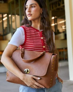 Misako Bolso bandolera grande con solapa y detalles metálicos