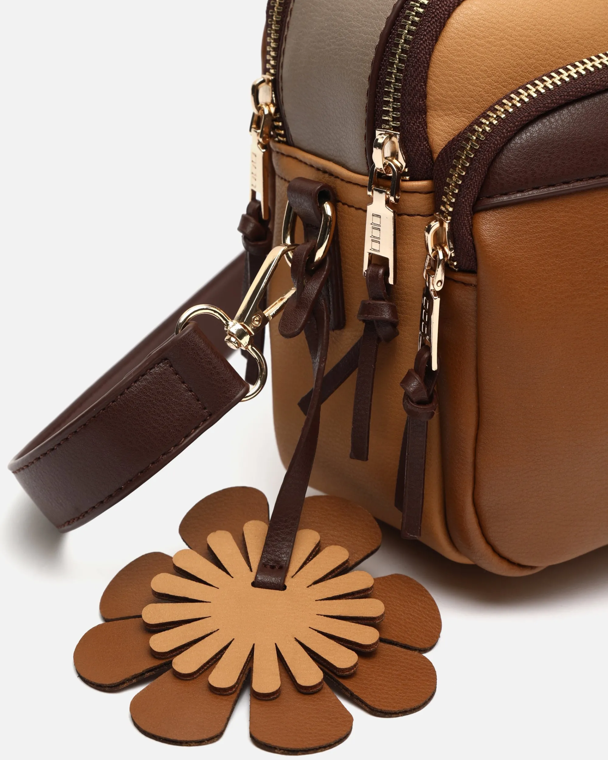 Misako Bolso bandolera tricolor con detalle colgante