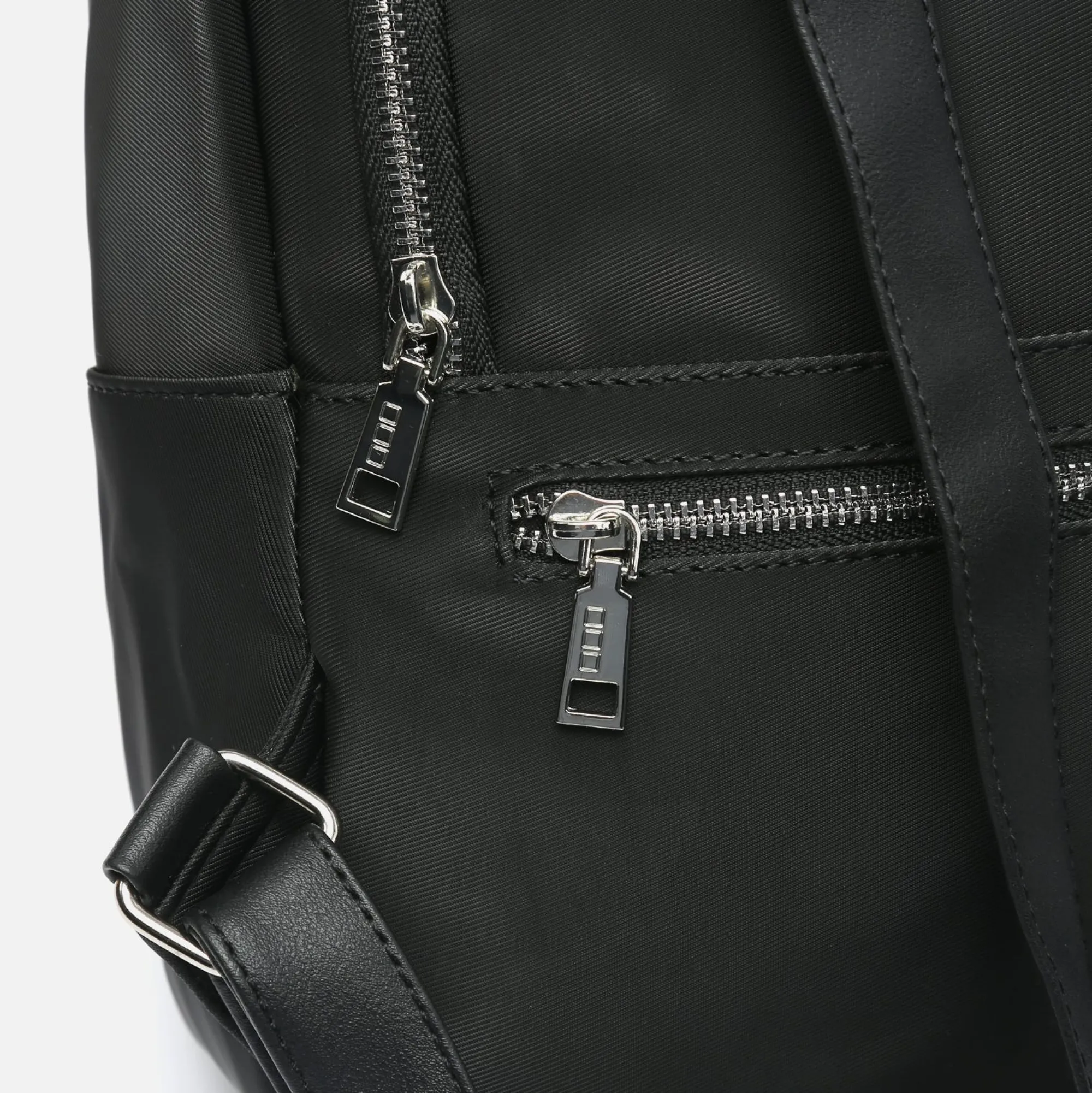 Misako Mochila antirrobo de nylon