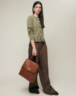 Misako Mochila con solapa y detalles metálicos